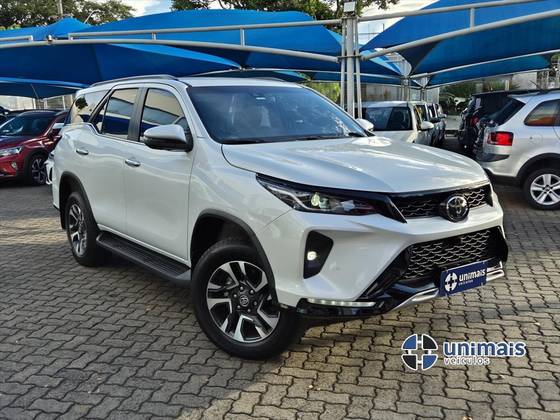 TOYOTA HILUX SW4 2.8 D-4D TURBO DIESEL DIAMOND 7L 4X4 AUTOMÁTICO